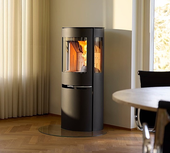 Ski9ft mellom ved og pellets med Aduro H1 hybridovn